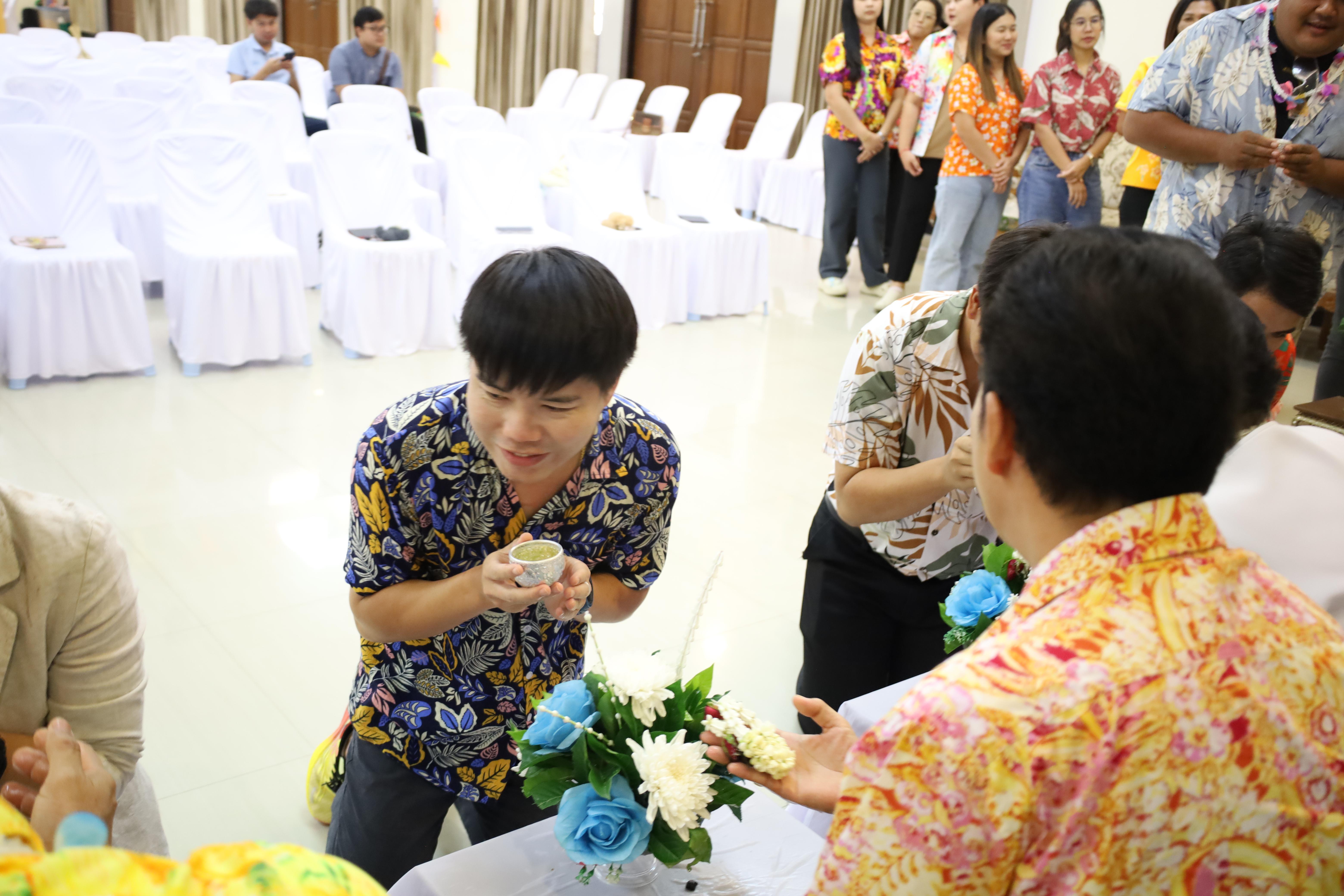 123. วันที่ 26 เมษายน 2568 สาขาการบริหารการศึกษา ได้จัดกิจกรรมรดน้ำดำหัวคณาจารย์ระดับบัณฑิตศึกษา ประจำสาขาการบริหารการศึกษา ณ ห้องประชุมครุร่มสัก 1 ชั้น 3 อาคารคณะครุศาสตร์